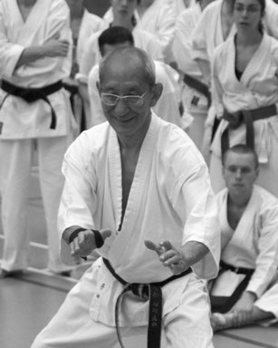 Maître Harada dirigeant un entraînement